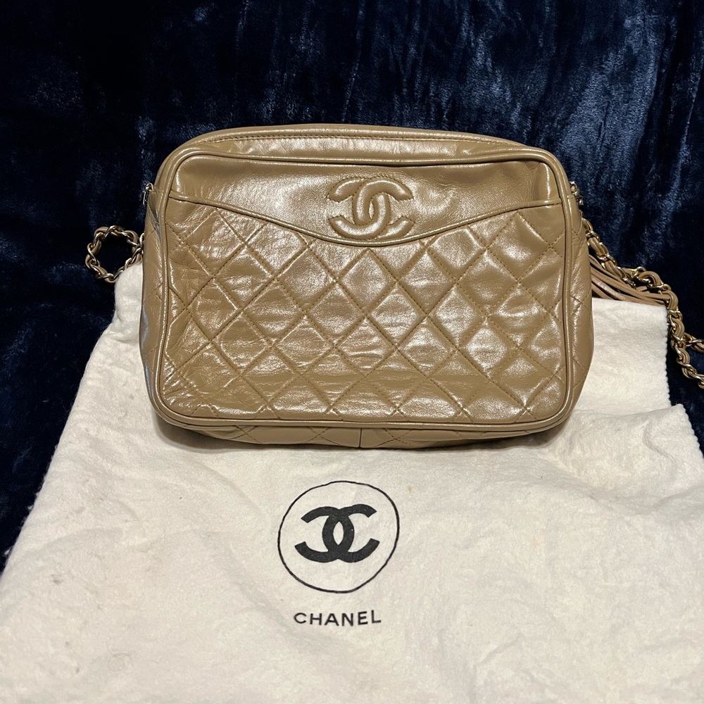 Quilted Chanel camera bag in beige in very good condition.